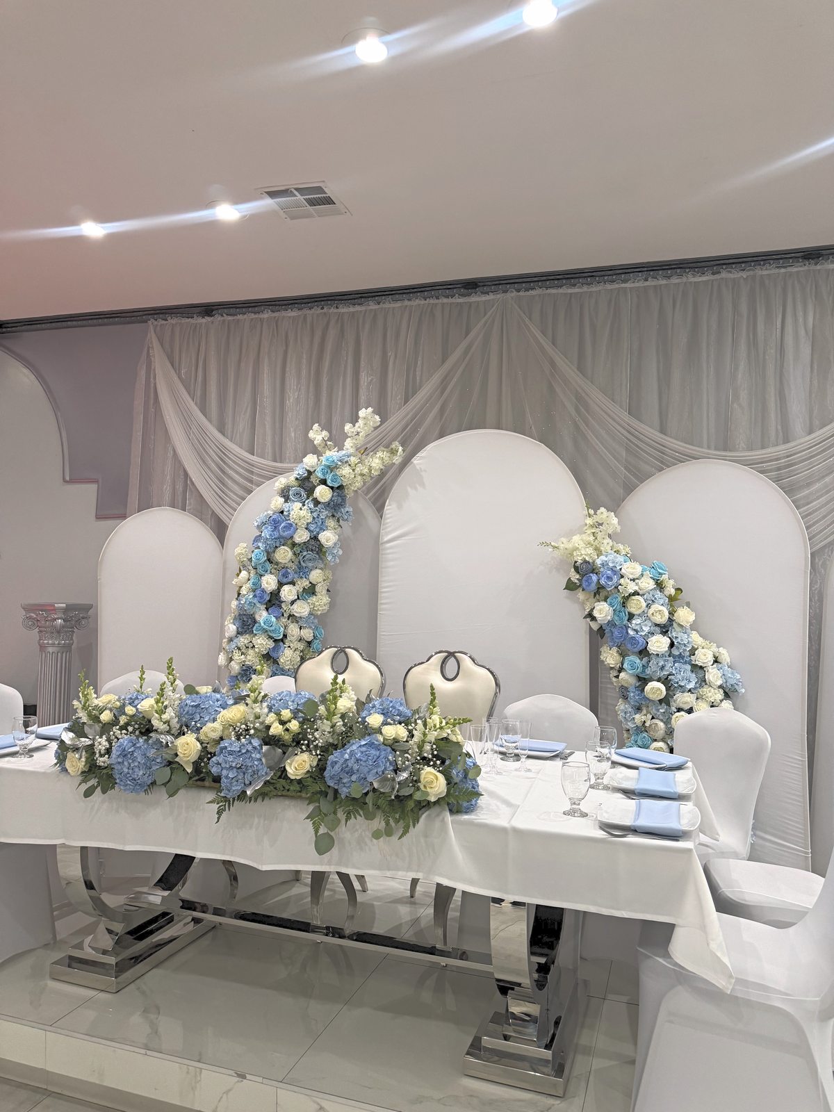 The head table beneath its floral arch